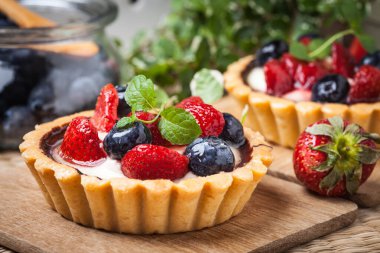 Çilek ve yaban mersini ile taze ev yapımı meyve tart. Seçici odak.