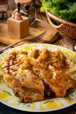 Soslu domuz pirzolası, lahana turşusu ve patates..