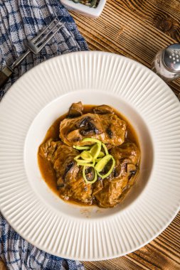 Dolması Lahana yaprakları kıyma ve mantar soslu pilav. Üstten Görünüm.