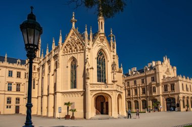 LEDNICE, CZECH REPUBLIC - 07 Eylül 2023: güneşli yaz gününde Lednice Şatosu. Lednice-Valtice Manzarası, Güney Moravya Bölgesi.
