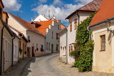 ZNOJMO, CZECH Cumhuriyet - Eylül 04; 2023: Tarihi Znojmo kasabasının tarihi merkezi. Şehir merkezinde..