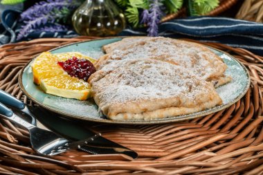 Pudra şekerli peynirle doldurulmuş krepler..