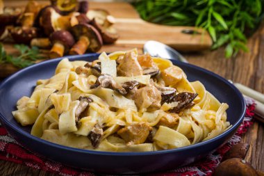 Orman mantarlı ve tavuklu Tagliatelle makarnası. Küçük alan derinliği.