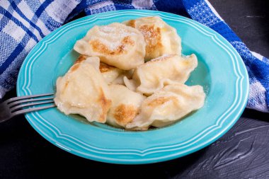 Şeker serpilir peynir ile Köfte.