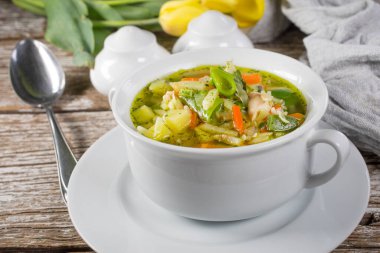 Taze sebze çorbası: yeşil fasulye, havuç, kasede patates.