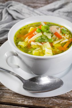 Taze sebze çorbası: yeşil fasulye, havuç, kasede patates.