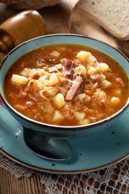 Ahşap masada geleneksel lahana çorbası..