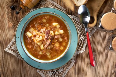 Ahşap masada geleneksel lahana çorbası..