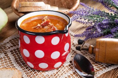 Ahşap masada geleneksel lahana çorbası..