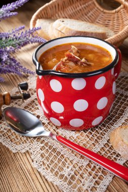 Ahşap masada geleneksel lahana çorbası..