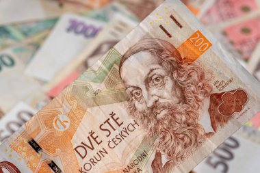 Çek Cumhuriyeti 'nin çeşitli mezheplerden banknotları bir arkaplan oluşturmaktadır.