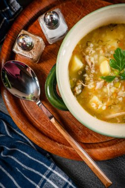 Sebzeli ve tavuklu Polonya arpa çorbası - krupnik.