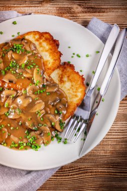 Tahta masada mantar soslu çıtır patatesli krep..