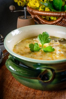 Sebzeli ve tavuklu Polonya arpa çorbası - krupnik.