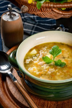 Sebzeli ve tavuklu Polonya arpa çorbası - krupnik.