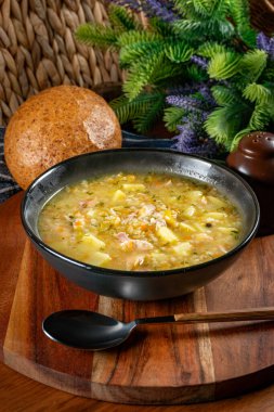 Sebzeli ve tavuklu Polonya arpa çorbası - krupnik.