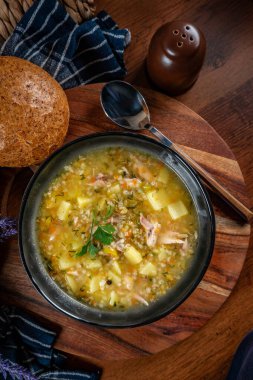 Sebzeli ve tavuklu Polonya arpa çorbası - krupnik.