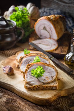 Lezzetli kahvaltı. Pastırmalı siyah ekmek..