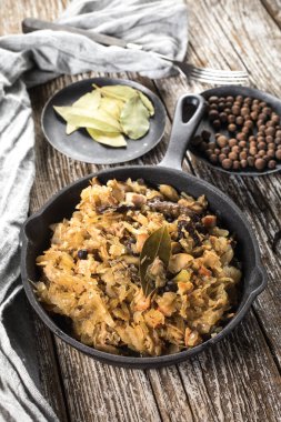 Bigos, dökme demir tavada servis edilen geleneksel bir Polonya lahana turşusu..