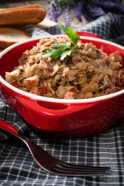 Bigos. Etli lahana turşusu, kurutulmuş mantar ve sosis. Geleneksel Polonya mutfağı..