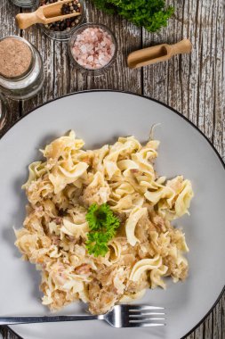 Lahana turşulu makarna ve pastırma. Seçici odak.