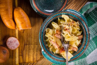 Lahana turşulu ve sosisli makarna. Seçici odak.