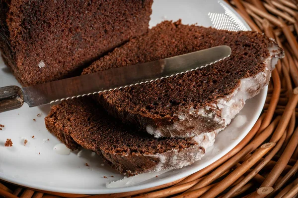 新烘焙的巧克力蛋糕放在长方形烘焙罐中 免版税图库照片