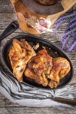 Çeyrek kızarmış tavuk ve dökme demir tava. Seçici odak.