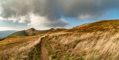 Sonbahar dağ manzarası. Polonina Wetlinska Bieszczady Dağları, Polonya.