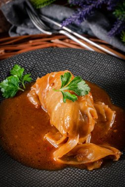 Lahana ruloları. Kıyma ile doldurulmuş lahana yaprakları. Polonya yemeği.