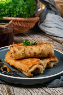 Siyah tabakta mantarlı ve lahana turşulu kroketler..