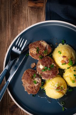 Peynirli köfte ve tabakta haşlanmış patates. Üst görünüm.