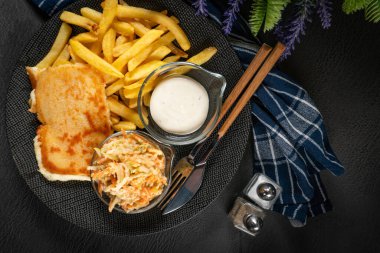 Kızarmış peynir, patates kızartması, tartar sosu ve salata ile servis ediliyor. Geleneksel Çek ve Slovakya mutfağı.