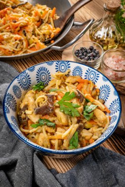 Tavuk ve sebzeli kızarmış erişte. Tavuk chow mein.