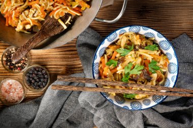 Tavuk ve sebzeli kızarmış erişte. Tavuk chow mein.