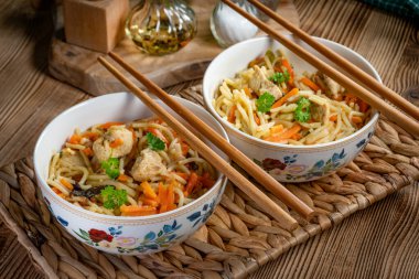 Tavuk ve sebzeli kızarmış erişte. Tavuk chow mein.