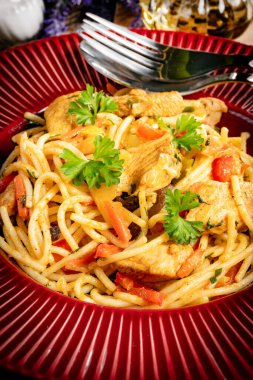 Tavuk ve sebzeli kızarmış erişte. Tavuk chow mein.