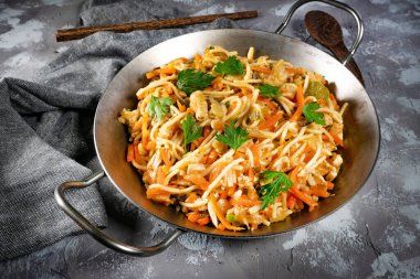 Tavuk ve sebzeli kızarmış erişte. Tavuk chow mein.