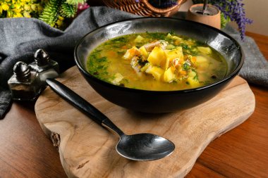 Koyu kasede lezzetli salatalık çorbası. Seçici odak.