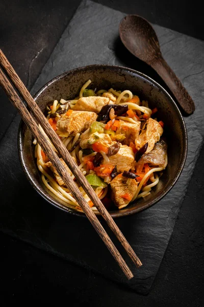 Tavuk ve sebzeli kızarmış erişte. Tavuk chow mein.