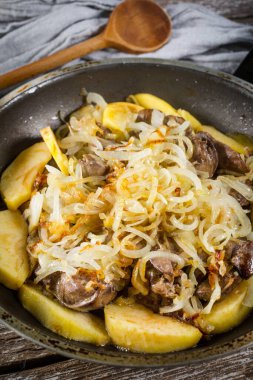 Elma ve soğanlı kavrulmuş ciğer, masanın üstünde yakın plan..