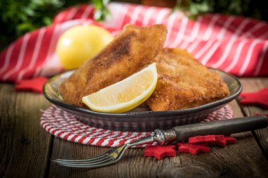 Kızarmış morina dilimleri ve ekmek kırıntıları. Küçük alan derinliği.