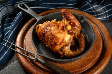 Kaliteli demir tavada servis edilen kızarmış tavuk..