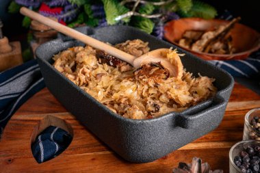 Domuz eti, sosis ve mantarlı lahana yahnisi. Bigos - geleneksel Polonya mutfağı.