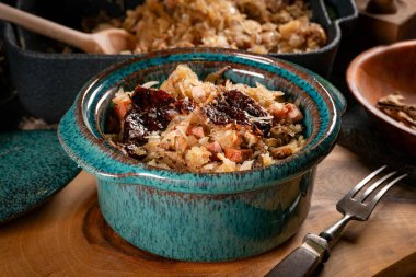 Domuz eti, sosis ve mantarlı lahana yahnisi. Bigos - geleneksel Polonya mutfağı.