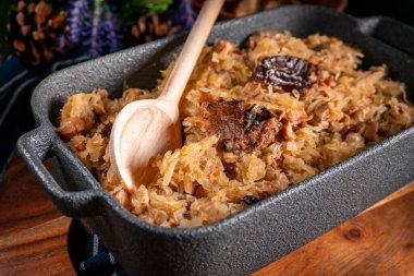 Domuz eti, sosis ve mantarlı lahana yahnisi. Bigos - geleneksel Polonya mutfağı.