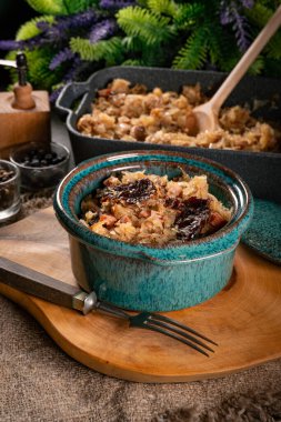 Domuz eti, sosis ve mantarlı lahana yahnisi. Bigos - geleneksel Polonya mutfağı.