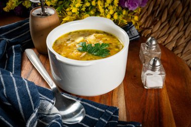 Sebzeli ve tavuklu Polonya arpa çorbası - krupnik.
