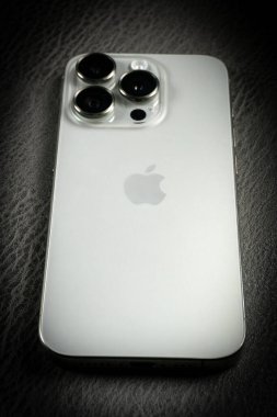 KATOWICE, POLAND - 16 Aralık 2023: Modern akıllı telefon Apple iPhone 15 Pro ve Apple Macbook Pro laptop.