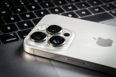 KATOWICE, POLAND - 16 Aralık 2023: Modern akıllı telefon Apple iPhone 15 Pro ve Apple Macbook Pro laptop.